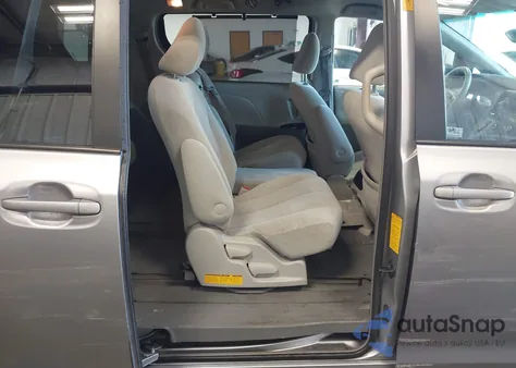 2011 Toyota Sienna Le V6 z USA, uszkodzony, nr VIN 5TDKK3DC2BS041559